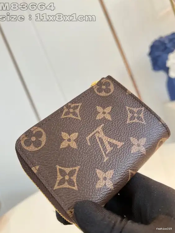 Compact Wallet-11*8.5*1.5CM Vuitton Noa Louis 0331